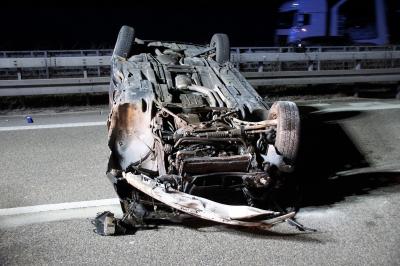 Neuhausen: Pkw ueberschlaegt sich auf der A8